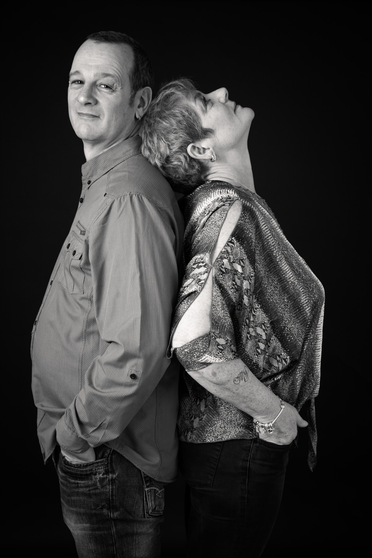 photo de couple en studio pose dos à dos