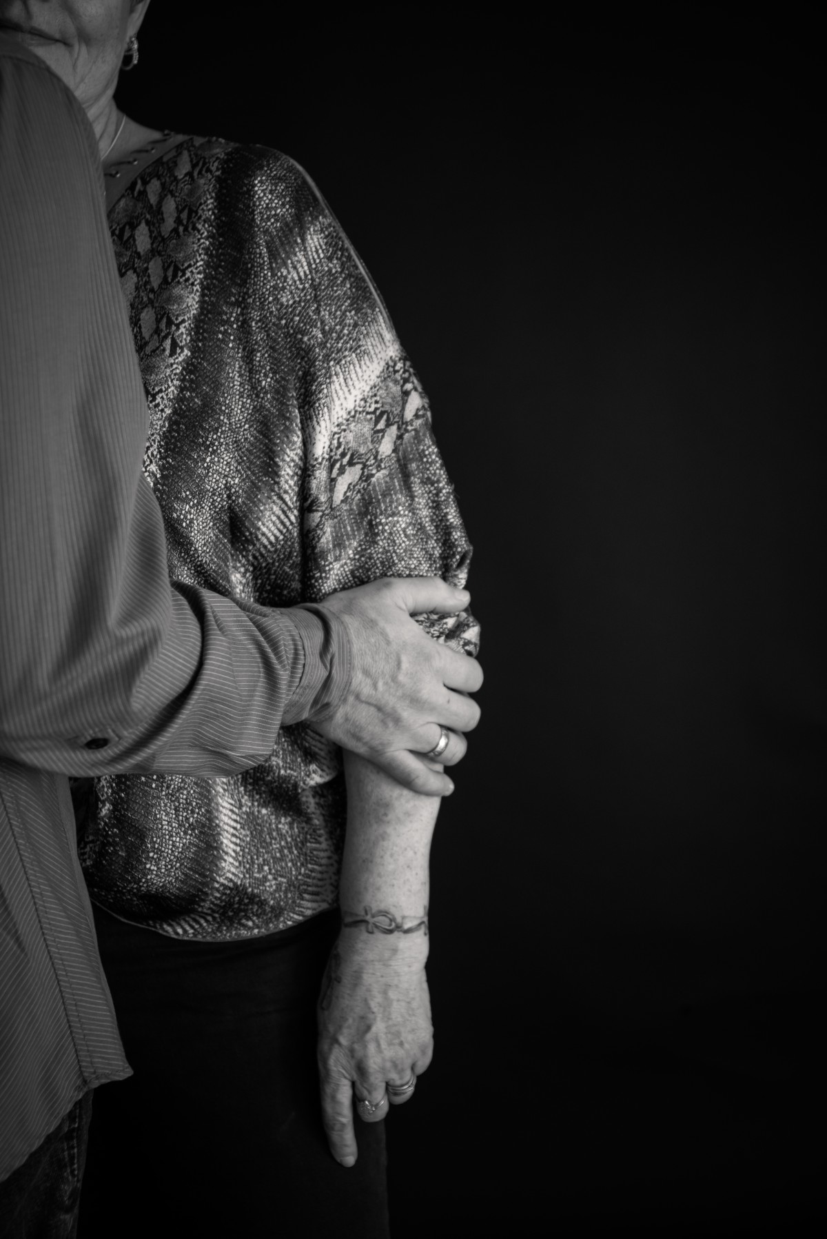 photo de couple en studio detail main