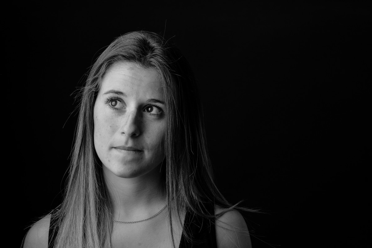 portrait studio photo jeune fille noir et blanc gardanne aix-en-provance PACA